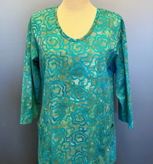 Batikbluse 007 A-facon Bomuld Jersey - Cloud Grøn, oliven, grå, turkis, økologisk, øko, bæredygtigt, miljørigtigt, økobomuld, KBA, bio, miljørigtig, bæredygtig, åndbar, jersey, blød, tunika, bluse, lang, lange ærmer, langærmet, blå, dybblå, marineblå, lommer, a-snit, a-facon, biti, ribe, rundhals, store størrelser, marineblå, batik, batikfarvet