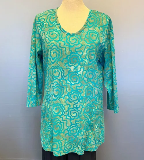 Batikbluse 007 A-facon Bomuld Jersey - Cloud Grøn, oliven, grå, turkis, økologisk, øko, bæredygtigt, miljørigtigt, økobomuld, KBA, bio, miljørigtig, bæredygtig, åndbar, jersey, blød, tunika, bluse, lang, lange ærmer, langærmet, blå, dybblå, marineblå, lommer, a-snit, a-facon, biti, ribe, rundhals, store størrelser, marineblå, batik, batikfarvet