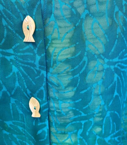 Batikbluse Model 125 med Knapper - Koral Turkis, skjorte, let, åndbar, figur, klædelig, over kjole, festlig, smart, speciel håndtrykt, håndlavet, kunsthåndværk, batik, natur, farver, havfarver, unika, unik, viskose, økologisk, bio, KBA, bæredygtig, holdbar, biti, ribe, farver,