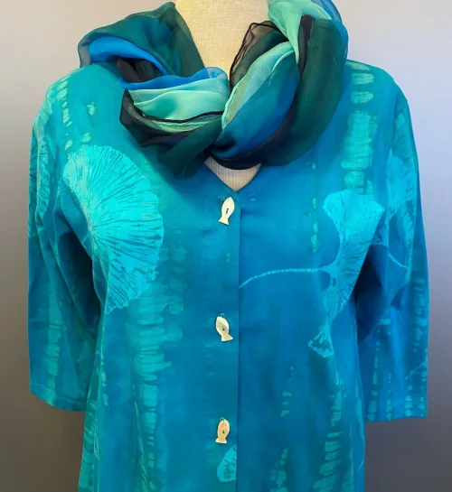 Batikbluse med Knapper 006 Bomuld Jersey - Gingko Turkis, blå, havfarver, cardigan, med knapper, blød, behagelig, økologisk, øko, bomuld, KBA, bæredygtig, miljørigtig, holdbar, tunika, jersey, sweatshirtstof, a-snit, a-form, store størrelser, bred bag, vidde, timeglas, biti, ribe, batik, batiktryk, håndtryk, specielt, farver, farverig, glade
