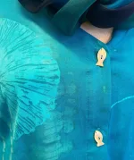 Batikbluse med Knapper 006 Bomuld Jersey - Gingko Turkis, blå, havfarver, cardigan, med knapper, blød, behagelig, økologisk, øko, bomuld, KBA, bæredygtig, miljørigtig, holdbar, tunika, jersey, sweatshirtstof, a-snit, a-form, store størrelser, bred bag, vidde, timeglas, biti, ribe, batik, batiktryk, håndtryk, specielt, farver, farverig, glade