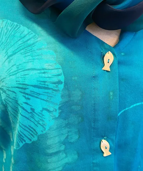 Batikbluse med Knapper 006 Bomuld Jersey - Gingko Turkis, blå, havfarver, cardigan, med knapper, blød, behagelig, økologisk, øko, bomuld, KBA, bæredygtig, miljørigtig, holdbar, tunika, jersey, sweatshirtstof, a-snit, a-form, store størrelser, bred bag, vidde, timeglas, biti, ribe, batik, batiktryk, håndtryk, specielt, farver, farverig, glade