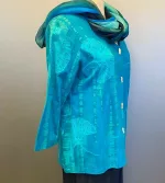 Batikbluse med Knapper 006 Bomuld Jersey - Gingko Turkis, blå, havfarver, cardigan, med knapper, blød, behagelig, økologisk, øko, bomuld, KBA, bæredygtig, miljørigtig, holdbar, tunika, jersey, sweatshirtstof, a-snit, a-form, store størrelser, bred bag, vidde, timeglas, biti, ribe, batik, batiktryk, håndtryk, specielt, farver, farverig, glade