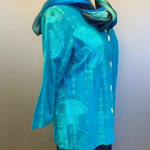 Batikbluse med Knapper 006 Bomuld Jersey - Gingko Turkis, blå, havfarver, cardigan, med knapper, blød, behagelig, økologisk, øko, bomuld, KBA, bæredygtig, miljørigtig, holdbar, tunika, jersey, sweatshirtstof, a-snit, a-form, store størrelser, bred bag, vidde, timeglas, biti, ribe, batik, batiktryk, håndtryk, specielt, farver, farverig, glade