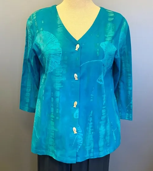 Batikbluse med Knapper 006 Bomuld Jersey - Gingko Turkis, blå, havfarver, cardigan, med knapper, blød, behagelig, økologisk, øko, bomuld, KBA, bæredygtig, miljørigtig, holdbar, tunika, jersey, sweatshirtstof, a-snit, a-form, store størrelser, bred bag, vidde, timeglas, biti, ribe, batik, batiktryk, håndtryk, specielt, farver, farverig, glade