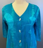 Batikbluse med Knapper 006 Bomuld Jersey - Gingko Turkis, blå, havfarver, cardigan, med knapper, blød, behagelig, økologisk, øko, bomuld, KBA, bæredygtig, miljørigtig, holdbar, tunika, jersey, sweatshirtstof, a-snit, a-form, store størrelser, bred bag, vidde, timeglas, biti, ribe, batik, batiktryk, håndtryk, specielt, farver, farverig, glade