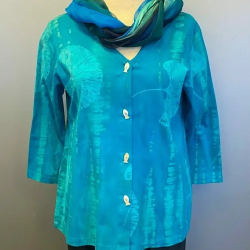 Batikbluse med Knapper 006 Bomuld Jersey - Gingko Turkis, blå, havfarver, cardigan, med knapper, blød, behagelig, økologisk, øko, bomuld, KBA, bæredygtig, miljørigtig, holdbar, tunika, jersey, sweatshirtstof, a-snit, a-form, store størrelser, bred bag, vidde, timeglas, biti, ribe, batik, batiktryk, håndtryk, specielt, farver, farverig, glade