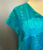 Bluse 010 Bomuldsjersey med Knapper - Gingko Turkis, blå, grøn, gingko, gingo, bilopa, biloba, Bluse-jakke 010 Bomuldsjersey , bomuld, kba, økologisk, bio, GOTTS, batik, batiktryk, batikfarvet, jersey, bomuldsjersey, bolero, fest, jakke, t-shirt, T-shirt jakke, kanpper, kanppet, turkis, havfarver, grøn, blågrøn, blød, åndbar, smuk, figur, talje, kædelig, slankende, lækker, smuk, akvarel, biti, ribe, unikat,