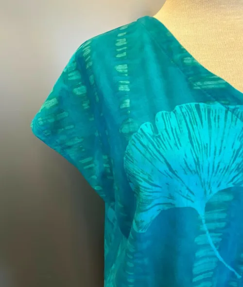 Bluse 010 Bomuldsjersey med Knapper - Gingko Turkis, blå, grøn, gingko, gingo, bilopa, biloba, Bluse-jakke 010 Bomuldsjersey , bomuld, kba, økologisk, bio, GOTTS, batik, batiktryk, batikfarvet, jersey, bomuldsjersey, bolero, fest, jakke, t-shirt, T-shirt jakke, kanpper, kanppet, turkis, havfarver, grøn, blågrøn, blød, åndbar, smuk, figur, talje, kædelig, slankende, lækker, smuk, akvarel, biti, ribe, unikat,