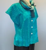 Bluse 010 Bomuldsjersey med Knapper - Gingko Turkis, blå, grøn, gingko, gingo, bilopa, biloba, Bluse-jakke 010 Bomuldsjersey , bomuld, kba, økologisk, bio, GOTTS, batik, batiktryk, batikfarvet, jersey, bomuldsjersey, bolero, fest, jakke, t-shirt, T-shirt jakke, kanpper, kanppet, turkis, havfarver, grøn, blågrøn, blød, åndbar, smuk, figur, talje, kædelig, slankende, lækker, smuk, akvarel, biti, ribe, unikat,