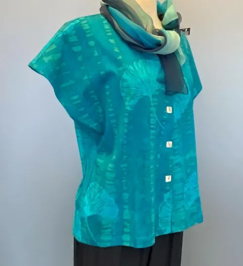 Bluse 010 Bomuldsjersey med Knapper - Gingko Turkis, blå, grøn, gingko, gingo, bilopa, biloba, Bluse-jakke 010 Bomuldsjersey , bomuld, kba, økologisk, bio, GOTTS, batik, batiktryk, batikfarvet, jersey, bomuldsjersey, bolero, fest, jakke, t-shirt, T-shirt jakke, kanpper, kanppet, turkis, havfarver, grøn, blågrøn, blød, åndbar, smuk, figur, talje, kædelig, slankende, lækker, smuk, akvarel, biti, ribe, unikat,
