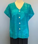 Bluse 010 Bomuldsjersey med Knapper - Gingko Turkis, blå, grøn, gingko, gingo, bilopa, biloba, Bluse-jakke 010 Bomuldsjersey , bomuld, kba, økologisk, bio, GOTTS, batik, batiktryk, batikfarvet, jersey, bomuldsjersey, bolero, fest, jakke, t-shirt, T-shirt jakke, kanpper, kanppet, turkis, havfarver, grøn, blågrøn, blød, åndbar, smuk, figur, talje, kædelig, slankende, lækker, smuk, akvarel, biti, ribe, unikat,