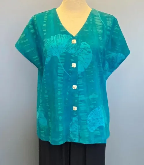 Bluse 010 Bomuldsjersey med Knapper - Gingko Turkis, blå, grøn, gingko, gingo, bilopa, biloba, Bluse-jakke 010 Bomuldsjersey , bomuld, kba, økologisk, bio, GOTTS, batik, batiktryk, batikfarvet, jersey, bomuldsjersey, bolero, fest, jakke, t-shirt, T-shirt jakke, kanpper, kanppet, turkis, havfarver, grøn, blågrøn, blød, åndbar, smuk, figur, talje, kædelig, slankende, lækker, smuk, akvarel, biti, ribe, unikat,