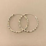 Creoler i sølv Ø 35 mm Hoops snoede lyse, mellemstore, store, Hoops snoede lyse, Hoops snoede lyse, runde, øreringe, ringe, ægte, sølv, nikkelfri, billige, flotte, kraftige, kvalitet, chunky, hoops, loops, hups, snoede, gave, gaveide, konfirmation, konfirmationsgave, smarte, moderne, cool, fine, flotte, biti, ribe, stine a, jane kønig, enamel, maanesten, danske, brands, mærker, smykker, sølv,