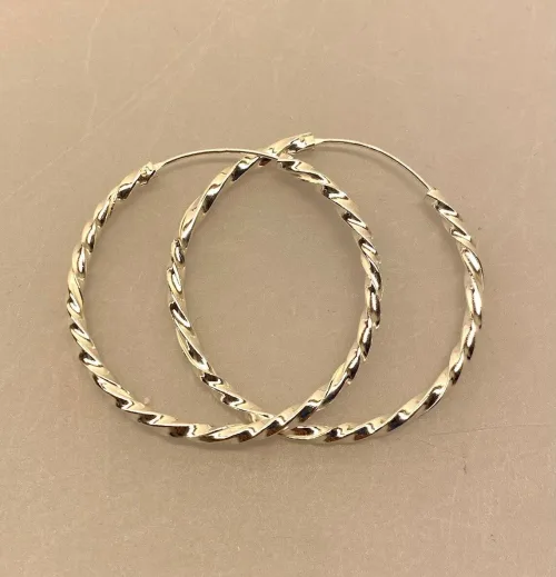runde, øreringe, ringe, ægte, sølv, nikkelfri, billige, flotte, kraftige, kvalitet, chunky, hoops, loops, hups, snoede, gave, gaveide, konfirmation, konfirmationsgave, smarte, moderne, cool, fine, flotte, biti, ribe, stine a, jane kønig, enamel, maanesten, danske, brands, mærker, smykker, sølv,, Creoler i sølv Ø 35 mm Hoops snoede lyse, store,, Creoler i sølv Ø 40 mm Hoops snoede lyse,