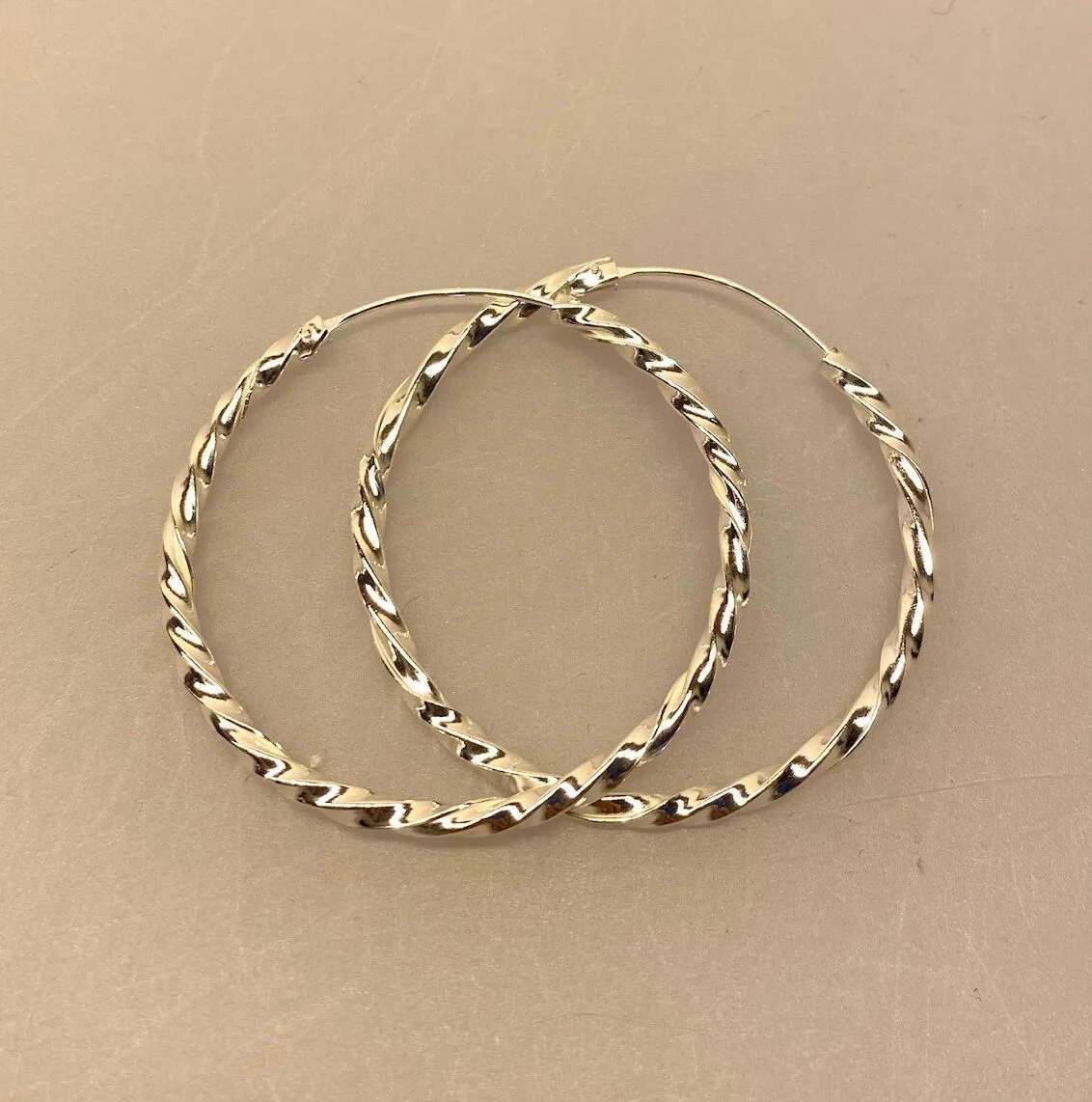 Creoler i sølv Ø 40 mm Hoops snoede lyse runde, øreringe, ringe, ægte, sølv, nikkelfri, billige, flotte, kraftige, kvalitet, chunky, hoops, loops, hups, snoede, gave, gaveide, konfirmation, konfirmationsgave, smarte, moderne, cool, fine, flotte, biti, ribe, stine a, jane kønig, enamel, maanesten, danske, brands, mærker, smykker, sølv,, Creoler i sølv Ø 35 mm Hoops snoede lyse, store,, Creoler i sølv Ø 40 mm Hoops snoede lyse,