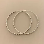 Creoler i sølv Ø 45 mm Hoops snoede lyse, runde, øreringe, ringe, ægte, sølv, nikkelfri, billige, flotte, kraftige, kvalitet, chunky, hoops, loops, hups, snoede, gave, gaveide, konfirmation, konfirmationsgave, smarte, moderne, cool, fine, flotte, biti, ribe, stine a, jane kønig, enamel, maanesten, danske, brands, mærker, smykker, sølv,