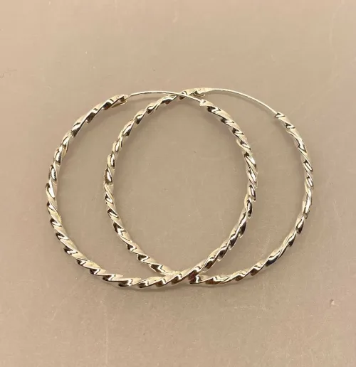 Creoler i sølv Ø 45 mm Hoops snoede lyse, runde, øreringe, ringe, ægte, sølv, nikkelfri, billige, flotte, kraftige, kvalitet, chunky, hoops, loops, hups, snoede, gave, gaveide, konfirmation, konfirmationsgave, smarte, moderne, cool, fine, flotte, biti, ribe, stine a, jane kønig, enamel, maanesten, danske, brands, mærker, smykker, sølv,