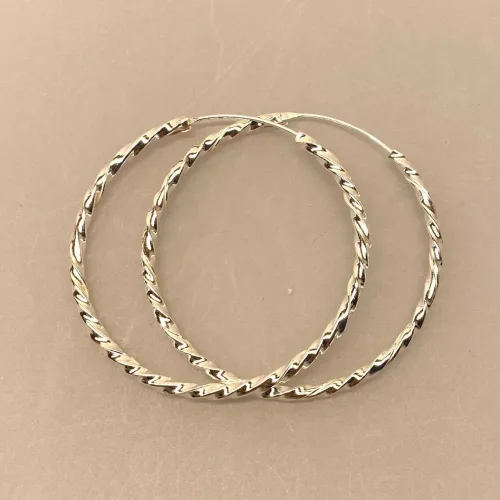 Creoler i sølv Ø 45 mm Hoops snoede lyse, runde, øreringe, ringe, ægte, sølv, nikkelfri, billige, flotte, kraftige, kvalitet, chunky, hoops, loops, hups, snoede, gave, gaveide, konfirmation, konfirmationsgave, smarte, moderne, cool, fine, flotte, biti, ribe, stine a, jane kønig, enamel, maanesten, danske, brands, mærker, smykker, sølv,