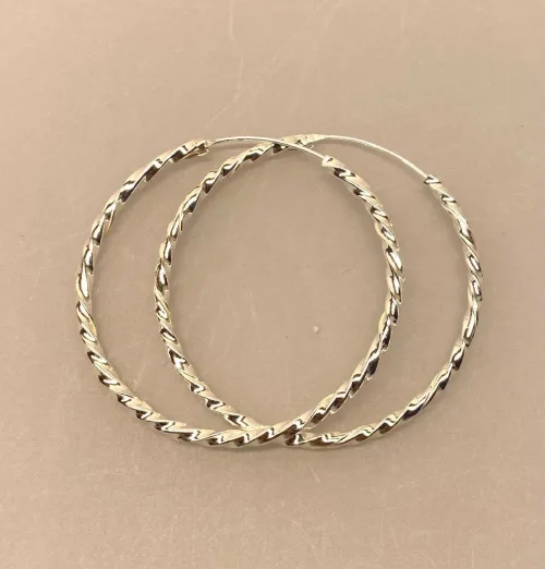 Creoler i sølv Ø 45 mm Hoops snoede lyse, runde, øreringe, ringe, ægte, sølv, nikkelfri, billige, flotte, kraftige, kvalitet, chunky, hoops, loops, hups, snoede, gave, gaveide, konfirmation, konfirmationsgave, smarte, moderne, cool, fine, flotte, biti, ribe, stine a, jane kønig, enamel, maanesten, danske, brands, mærker, smykker, sølv,