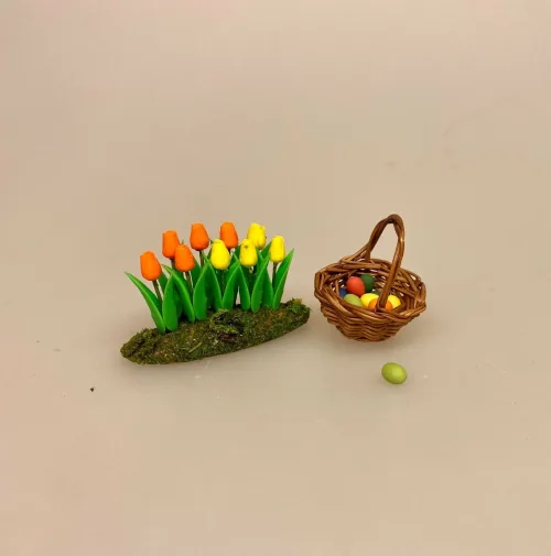 Miniature Bed med Tulipaner gul orange, Miniature Kurv Lille Rund Brun, mini, kurv, påske, påskepynt, 1:12, miniaturer, miniature, dukkehuset, sætterkassen, sættekasse, sangskjuler, ting til, dukkehusting, dukkehustilbehør, tilbehør, nisser, nissebo, miniting, påske i, personlig, symbolsk, gave, påskeharen, påsken 2022, sjov, dekoration, biti, ribe, æggekurv, påskeæg, æggejagt,