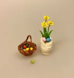 Miniature Potte med Påskeliljer og æg, Miniature Løse Kulørte Æg, påskeæg, Miniature Kurv Lille Rund Brun, mini, kurv, påske, påskepynt, 1:12, miniaturer, miniature, dukkehuset, sætterkassen, sættekasse, sangskjuler, ting til, dukkehusting, dukkehustilbehør, tilbehør, nisser, nissebo, miniting, påske i, personlig, symbolsk, gave, påskeharen, påsken 2022, sjov, dekoration, biti, ribe, æggekurv, påskeæg, æggejagt,