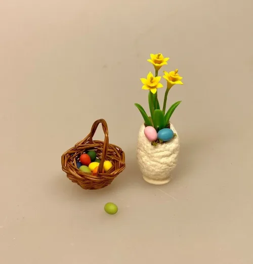 Miniature Potte med Påskeliljer og æg, Miniature Løse Kulørte Æg, påskeæg, Miniature Kurv Lille Rund Brun, mini, kurv, påske, påskepynt, 1:12, miniaturer, miniature, dukkehuset, sætterkassen, sættekasse, sangskjuler, ting til, dukkehusting, dukkehustilbehør, tilbehør, nisser, nissebo, miniting, påske i, personlig, symbolsk, gave, påskeharen, påsken 2022, sjov, dekoration, biti, ribe, æggekurv, påskeæg, æggejagt,
