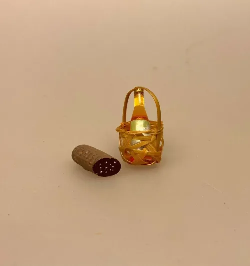 Miniature Flaske med frugtsaft, Miniature Spegepølse 1:12, Miniature Kurv Lille Rund Lys, lillebitte, håndflette, håndlavet, fletkurv, mini, kurv, påske, påskepynt, 1:12, miniaturer, miniature, dukkehuset, sætterkassen, sættekasse, sangskjuler, ting til, dukkehusting, dukkehustilbehør, tilbehør, nisser, nissebo, miniting, påske i, personlig, symbolsk, gave, påskeharen, påsken 2022, sjov, dekoration, biti, ribe, æggekurv, påskeæg, æggejagt,