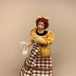 Dukke Dame med Ternet Nederdel, Miniature Kurv Lille Rund Lys, lillebitte, håndflette, håndlavet, fletkurv, mini, kurv, påske, påskepynt, 1:12, miniaturer, miniature, dukkehuset, sætterkassen, sættekasse, sangskjuler, ting til, dukkehusting, dukkehustilbehør, tilbehør, nisser, nissebo, miniting, påske i, personlig, symbolsk, gave, påskeharen, påsken 2022, sjov, dekoration, biti, ribe, æggekurv, påskeæg, æggejagt,