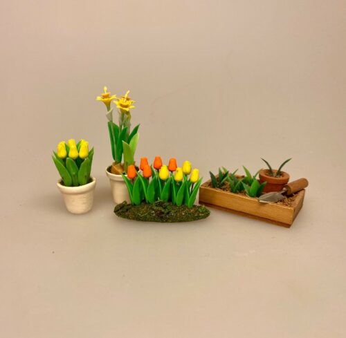 Miniature Potte med Tulipaner Gule, tulipaner, tulipanløg, forår, forårsblomster, dukkehuset, have, gartner, havearbejde, sangskjuler, symbolsk, gavekort, havearkitekt, påskepynt, sættekasse, personlig, sjov, fødselsdag, havearbejde, planteskole, biti, ribe, 1:12