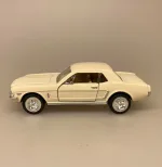 Modelbil Ford Mustang - Creme, flødefarvet, general motors, henry ford, sort, mustang, amerikaner, bil, biler, modelbiler, olds mobile, old car, træf, old school, gave, gaveide, original, licens, ægte, kopi, model, kvalitet, samlere, samleobjekt, krekort, symbolsk, tillykke, 18 år, ny, flot, lækker, biti, ribe,