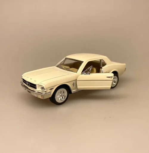 Modelbil Ford Mustang - Creme, flødefarvet, general motors, henry ford, sort, mustang, amerikaner, bil, biler, modelbiler, olds mobile, old car, træf, old school, gave, gaveide, original, licens, ægte, kopi, model, kvalitet, samlere, samleobjekt, krekort, symbolsk, tillykke, 18 år, ny, flot, lækker, biti, ribe,