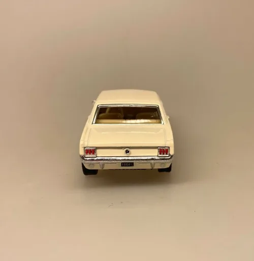 Modelbil Ford Mustang - Creme, flødefarvet, general motors, henry ford, sort, mustang, amerikaner, bil, biler, modelbiler, olds mobile, old car, træf, old school, gave, gaveide, original, licens, ægte, kopi, model, kvalitet, samlere, samleobjekt, krekort, symbolsk, tillykke, 18 år, ny, flot, lækker, biti, ribe,