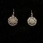 Ørehængere i Sølv - Livets Blomst Lille Enkel, solsikke, blomst, mandalas, livsblomst, østen, mystik, yoga, yogis, indre ro, amulet, sølv, ægte, sterling, nikkelfri, små, billige, smukke, specielle, flotte, feminie, øreringe, hænge øreringe, lys sølv, sølv smykker, gaveide, student, studentergave, rejse, lykkebringende, beskyttelse, held, lykke, biti, ribe