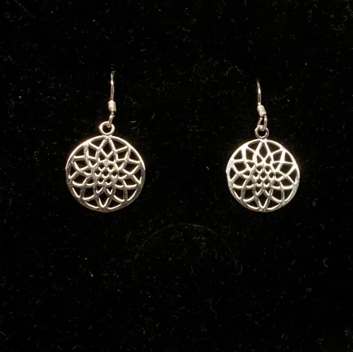 Ørehængere i Sølv - Livets Blomst Lille Enkel, solsikke, blomst, mandalas, livsblomst, østen, mystik, yoga, yogis, indre ro, amulet, sølv, ægte, sterling, nikkelfri, små, billige, smukke, specielle, flotte, feminie, øreringe, hænge øreringe, lys sølv, sølv smykker, gaveide, student, studentergave, rejse, lykkebringende, beskyttelse, held, lykke, biti, ribe