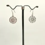Ørehængere i Sølv - Livets Blomst Lille Enkel, solsikke, blomst, mandalas, livsblomst, østen, mystik, yoga, yogis, indre ro, amulet, sølv, ægte, sterling, nikkelfri, små, billige, smukke, specielle, flotte, feminie, øreringe, hænge øreringe, lys sølv, sølv smykker, gaveide, student, studentergave, rejse, lykkebringende, beskyttelse, held, lykke, biti, ribe