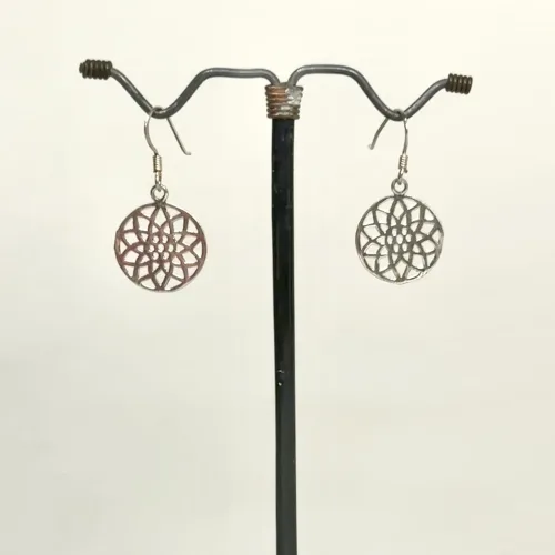 Ørehængere i Sølv - Livets Blomst Lille Enkel, solsikke, blomst, mandalas, livsblomst, østen, mystik, yoga, yogis, indre ro, amulet, sølv, ægte, sterling, nikkelfri, små, billige, smukke, specielle, flotte, feminie, øreringe, hænge øreringe, lys sølv, sølv smykker, gaveide, student, studentergave, rejse, lykkebringende, beskyttelse, held, lykke, biti, ribe