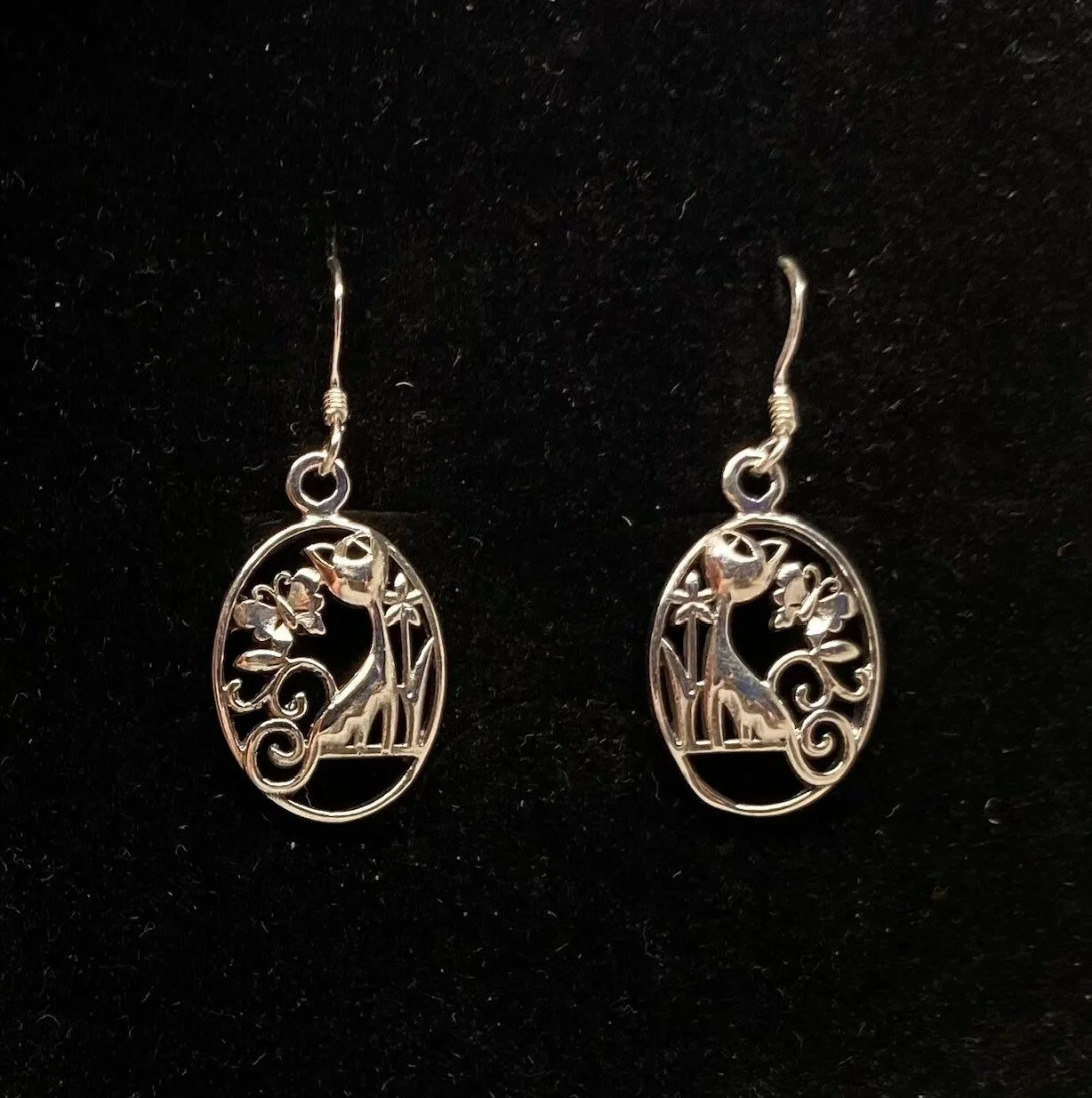 Ørehængere i Sølv - Oval med Kat Ørehængere i Sølv - Oval med Kat, sommerfugl, blomster, jugendstil, katte, ting med, katteøreringe, ægte, sølv, flotte, særlige, specielle, med dyr, ovale, hængeøreringe, biti, ribe, gave, gaveide, stine a, maanesten, enamel, pico,