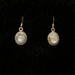 Sølv Ørenringe med Månesten Oval med Snoet Kant, diana, maanesten, ægte, ædelsten, magiske, sten, stensmykker, halvædelsten, regnbue, månen, månegudinden, ørehængere, med sten, hvide, blå, opaler, smukke, specielle, amuletter, femine, energi, kraft, biti, ribe, julie sandlau, stine a, enamel, jane kønig, susanne friis bjørner, danske, brands, design