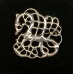 Vikingesbroche i Sølv - Ribe Broche Kamp i Urnesstil Stor, broche, spænde, nål, smykke, ægte, sterling, sølv, sølvbroche, sølvsmykke, sølvspænde, dragtspænde, vikinger, vikingesmykker, fund, museumssmykker, museums, kopi, kopismykke, udgravninger, vikingefund, gammelt, gamle, guder, ribe, biti, arkæologisk, udgravninger, vikingetiden, original, ægte, museumssmykker, biti, mytologi, nordisk, tro,