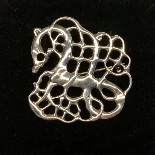 Vikingesbroche i Sølv - Ribe Broche Kamp i Urnesstil Stor, broche, spænde, nål, smykke, ægte, sterling, sølv, sølvbroche, sølvsmykke, sølvspænde, dragtspænde, vikinger, vikingesmykker, fund, museumssmykker, museums, kopi, kopismykke, udgravninger, vikingefund, gammelt, gamle, guder, ribe, biti, arkæologisk, udgravninger, vikingetiden, original, ægte, museumssmykker, biti, mytologi, nordisk, tro,