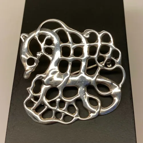 Vikingesbroche i Sølv - Ribe Broche Kamp i Urnesstil Stor, broche, spænde, nål, smykke, ægte, sterling, sølv, sølvbroche, sølvsmykke, sølvspænde, dragtspænde, vikinger, vikingesmykker, fund, museumssmykker, museums, kopi, kopismykke, udgravninger, vikingefund, gammelt, gamle, guder, ribe, biti, arkæologisk, udgravninger, vikingetiden, original, ægte, museumssmykker, biti, mytologi, nordisk, tro,