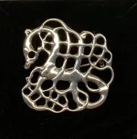 Vikingesbroche i Sølv - Ribe Broche Kamp i Urnesstil Stor, broche, spænde, nål, smykke, ægte, sterling, sølv, sølvbroche, sølvsmykke, sølvspænde, dragtspænde, vikinger, vikingesmykker, fund, museumssmykker, museums, kopi, kopismykke, udgravninger, vikingefund, gammelt, gamle, guder, ribe, biti, arkæologisk, udgravninger, vikingetiden, original, ægte, museumssmykker, biti, mytologi, nordisk, tro,