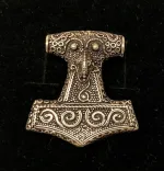 Vikingevedhæng i Sølv Thorshammer Massiv med Ravn, massiv, stor, Vikingevedhæng i sølv Thorshammer med Odins ravn, vikingesmykke, vikinger, sølvsmykke, sølvvedhæng, mjølner, ægte sølv, tung, flot, gedigen, maskulin, thor, aser, asatro, vikingefund, fund, smykkefund, museums, smykker, kopi, asgård, udgård, midgård, mytologi, gamle guder, ribe, biti