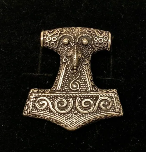 Vikingevedhæng i Sølv Thorshammer Massiv med Ravn, massiv, stor, Vikingevedhæng i sølv Thorshammer med Odins ravn, vikingesmykke, vikinger, sølvsmykke, sølvvedhæng, mjølner, ægte sølv, tung, flot, gedigen, maskulin, thor, aser, asatro, vikingefund, fund, smykkefund, museums, smykker, kopi, asgård, udgård, midgård, mytologi, gamle guder, ribe, biti