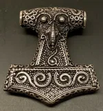 Vikingevedhæng i Sølv Thorshammer Massiv med Ravn, massiv, stor, Vikingevedhæng i sølv Thorshammer med Odins ravn, vikingesmykke, vikinger, sølvsmykke, sølvvedhæng, mjølner, ægte sølv, tung, flot, gedigen, maskulin, thor, aser, asatro, vikingefund, fund, smykkefund, museums, smykker, kopi, asgård, udgård, midgård, mytologi, gamle guder, ribe, biti