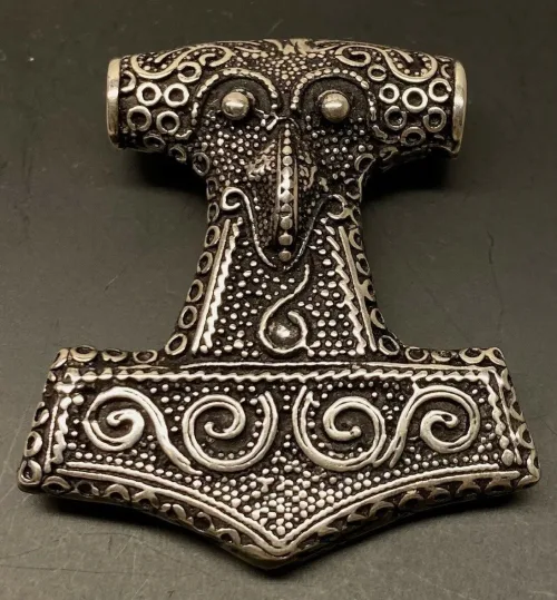 Vikingevedhæng i Sølv Thorshammer Massiv med Ravn, massiv, stor, Vikingevedhæng i sølv Thorshammer med Odins ravn, vikingesmykke, vikinger, sølvsmykke, sølvvedhæng, mjølner, ægte sølv, tung, flot, gedigen, maskulin, thor, aser, asatro, vikingefund, fund, smykkefund, museums, smykker, kopi, asgård, udgård, midgård, mytologi, gamle guder, ribe, biti
