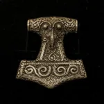 Vikingevedhæng i Sølv Thorshammer Massiv med Ravn, massiv, stor, Vikingevedhæng i sølv Thorshammer med Odins ravn, vikingesmykke, vikinger, sølvsmykke, sølvvedhæng, mjølner, ægte sølv, tung, flot, gedigen, maskulin, thor, aser, asatro, vikingefund, fund, smykkefund, museums, smykker, kopi, asgård, udgård, midgård, mytologi, gamle guder, ribe, biti