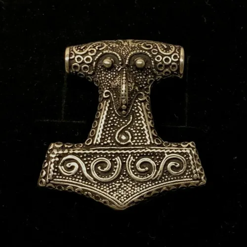 Vikingevedhæng i Sølv Thorshammer Massiv med Ravn, massiv, stor, Vikingevedhæng i sølv Thorshammer med Odins ravn, vikingesmykke, vikinger, sølvsmykke, sølvvedhæng, mjølner, ægte sølv, tung, flot, gedigen, maskulin, thor, aser, asatro, vikingefund, fund, smykkefund, museums, smykker, kopi, asgård, udgård, midgård, mytologi, gamle guder, ribe, biti