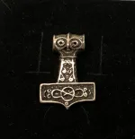 Vikingevedhæng i Sølv Thorshammer med Odins Ravn¨, ravne, hugin, munin, mjølner, thor, aser, guder, odin, museumssmykker, vedhæng, hammer, mytologi, vikingesmykker, fund, original, ægte, fund, sølv, gave, massiv, kvalitet, billig, flot, biti, ribe